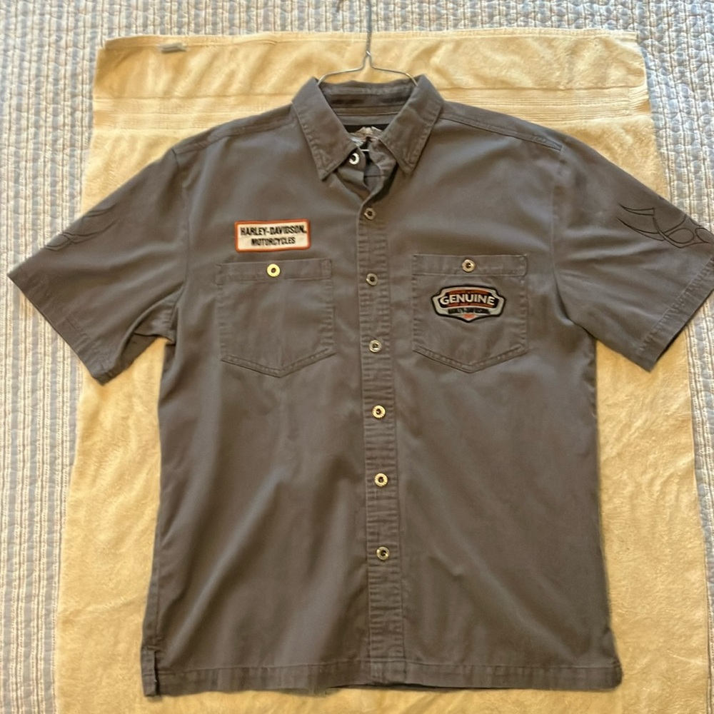Harley heavy button down short sleeve shirt. Men’s med gray, great cond